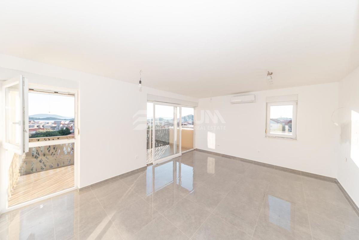 Stanovanje s pogledom na morje v Tribunju – 800 m do plaže in 800 m do centra