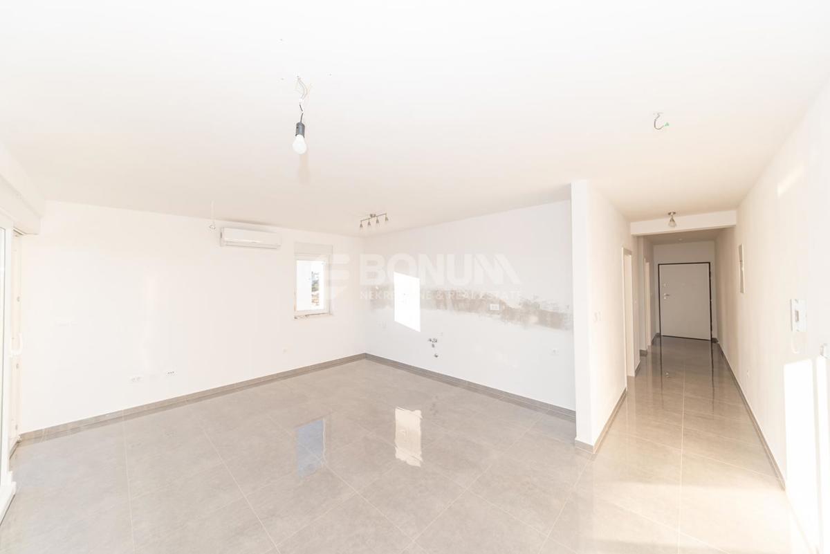 Stanovanje s pogledom na morje v Tribunju – 800 m do plaže in 800 m do centra