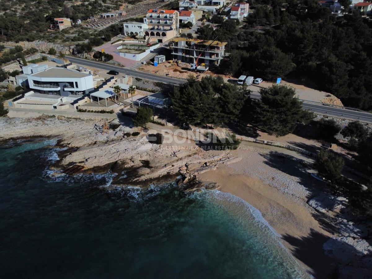 Sodoben dvosobni apartma z vrtom, novogradnja blizu morja – Primošten Dolac