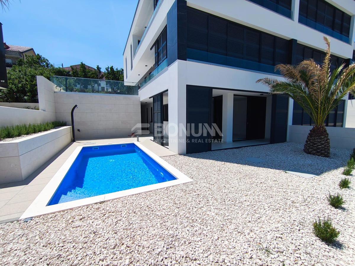 Novogradnja, stanovanje z bazenom in prekrasnim pogledom na morje