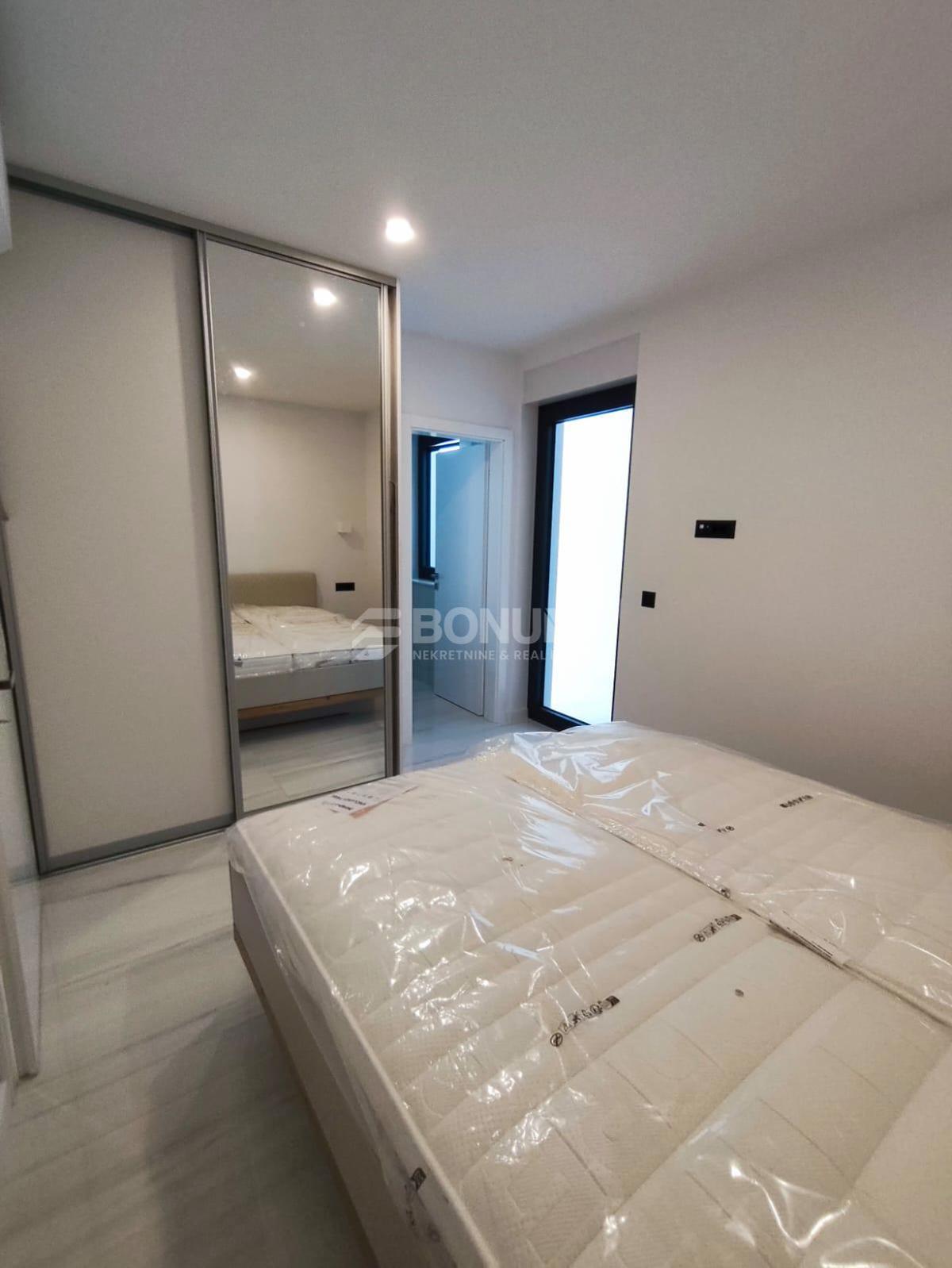 Novogradnja, stanovanje z bazenom in prekrasnim pogledom na morje