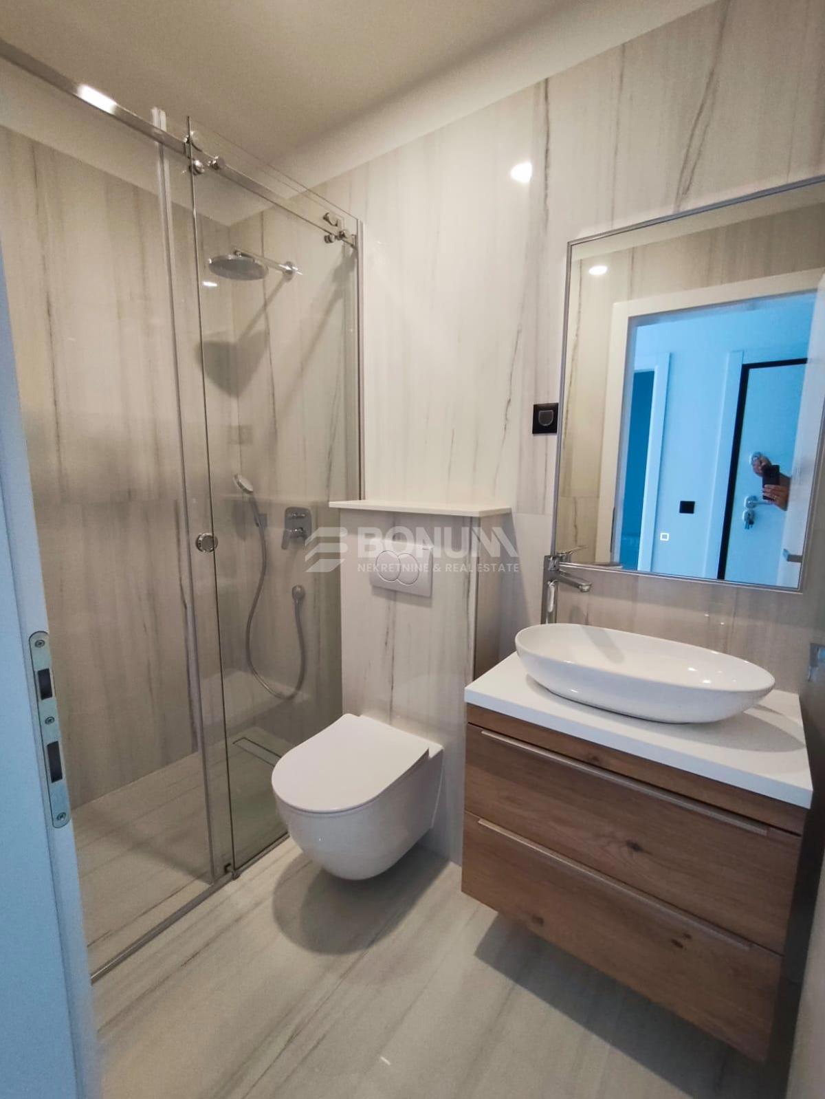 Novogradnja, stanovanje z bazenom in prekrasnim pogledom na morje