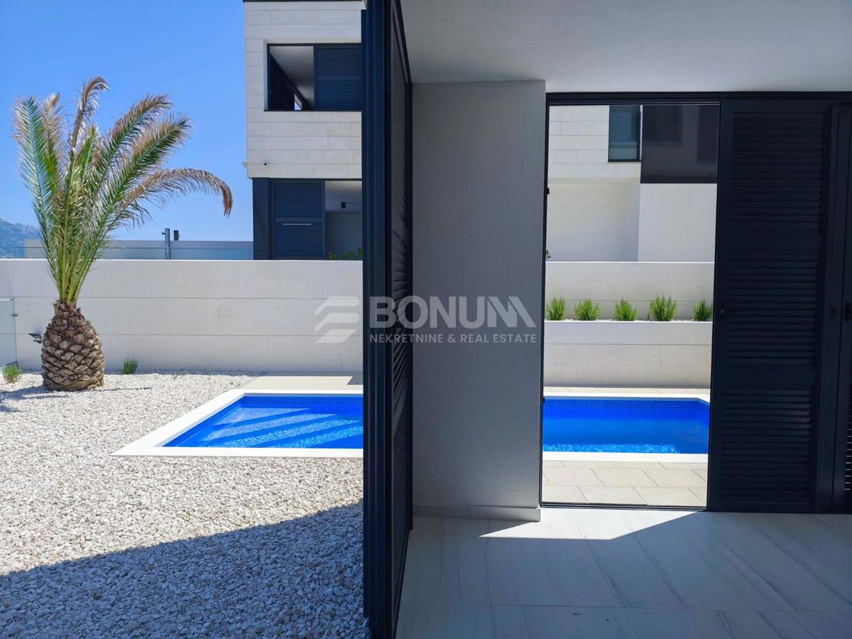 Novogradnja, stanovanje z bazenom in prekrasnim pogledom na morje