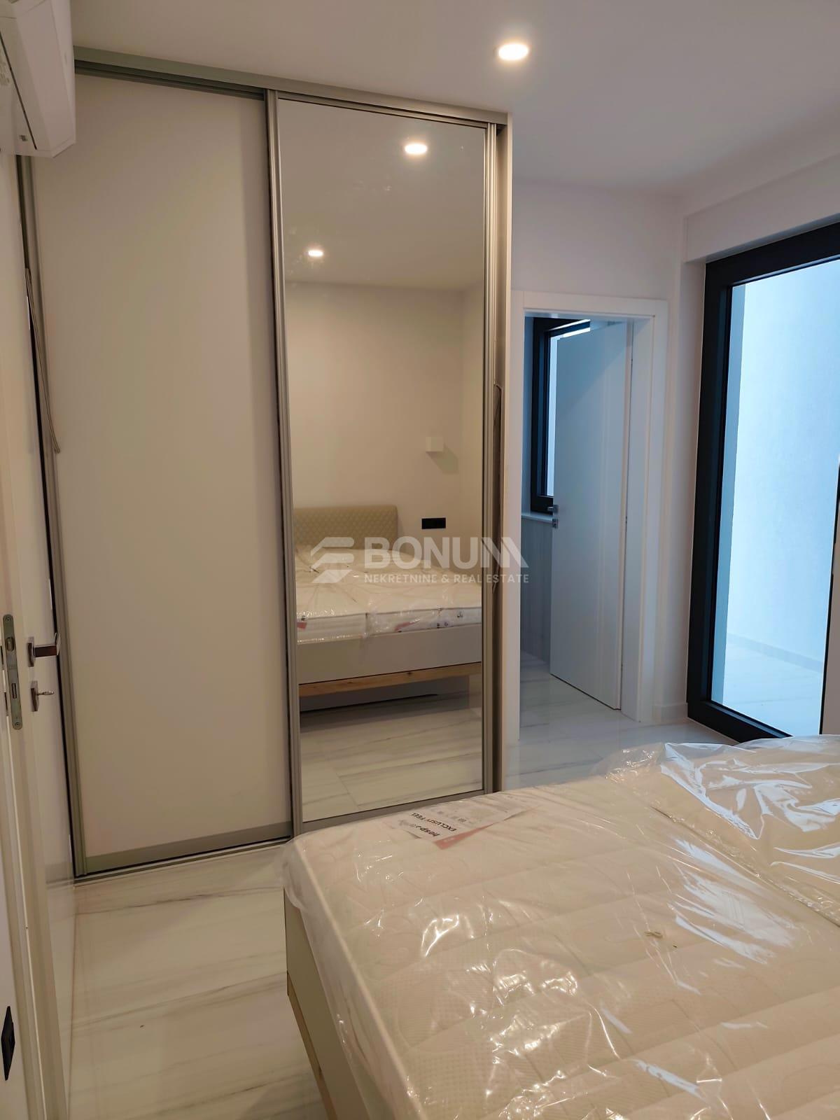 Novogradnja, stanovanje z bazenom in prekrasnim pogledom na morje