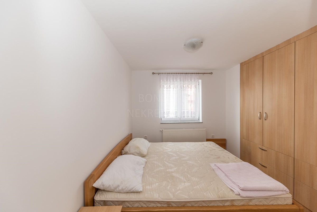 Hiša z dvema apartmajema in vrtom je naprodaj, Tribunj