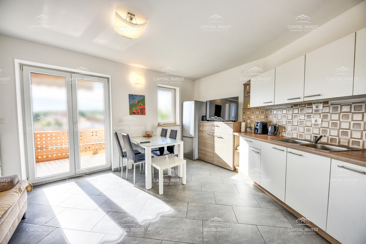 Stanovanje v prvem nadstropju z balkonom, Ližnjan, Istra