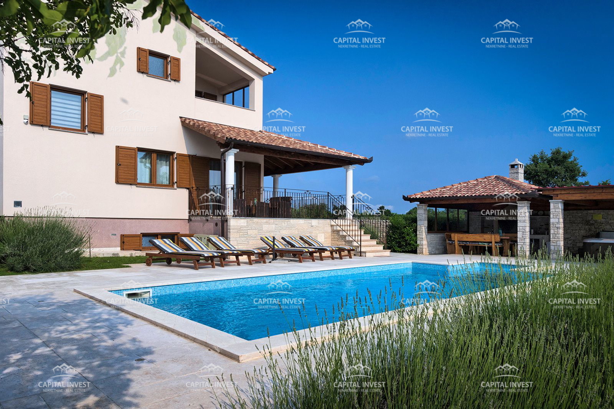 Vila s prostornim vrtom in bazenom Svetvinčenat, Istra