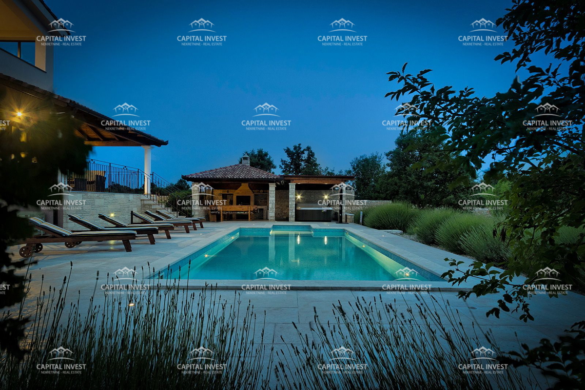 Vila s prostornim vrtom in bazenom Svetvinčenat, Istra