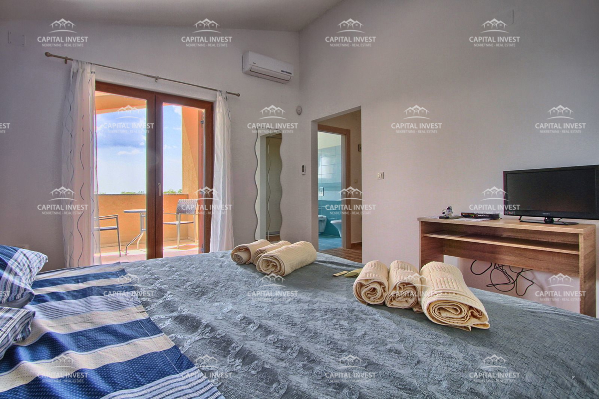 Vila s prostornim vrtom in bazenom Svetvinčenat, Istra