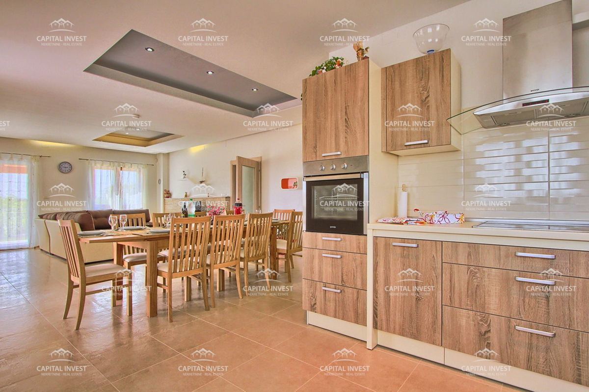 Vila s prostornim vrtom in bazenom Svetvinčenat, Istra