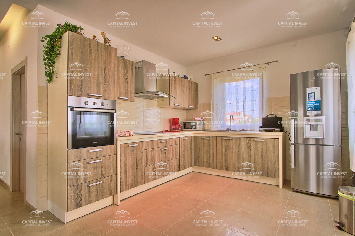 Vila s prostornim vrtom in bazenom Svetvinčenat, Istra