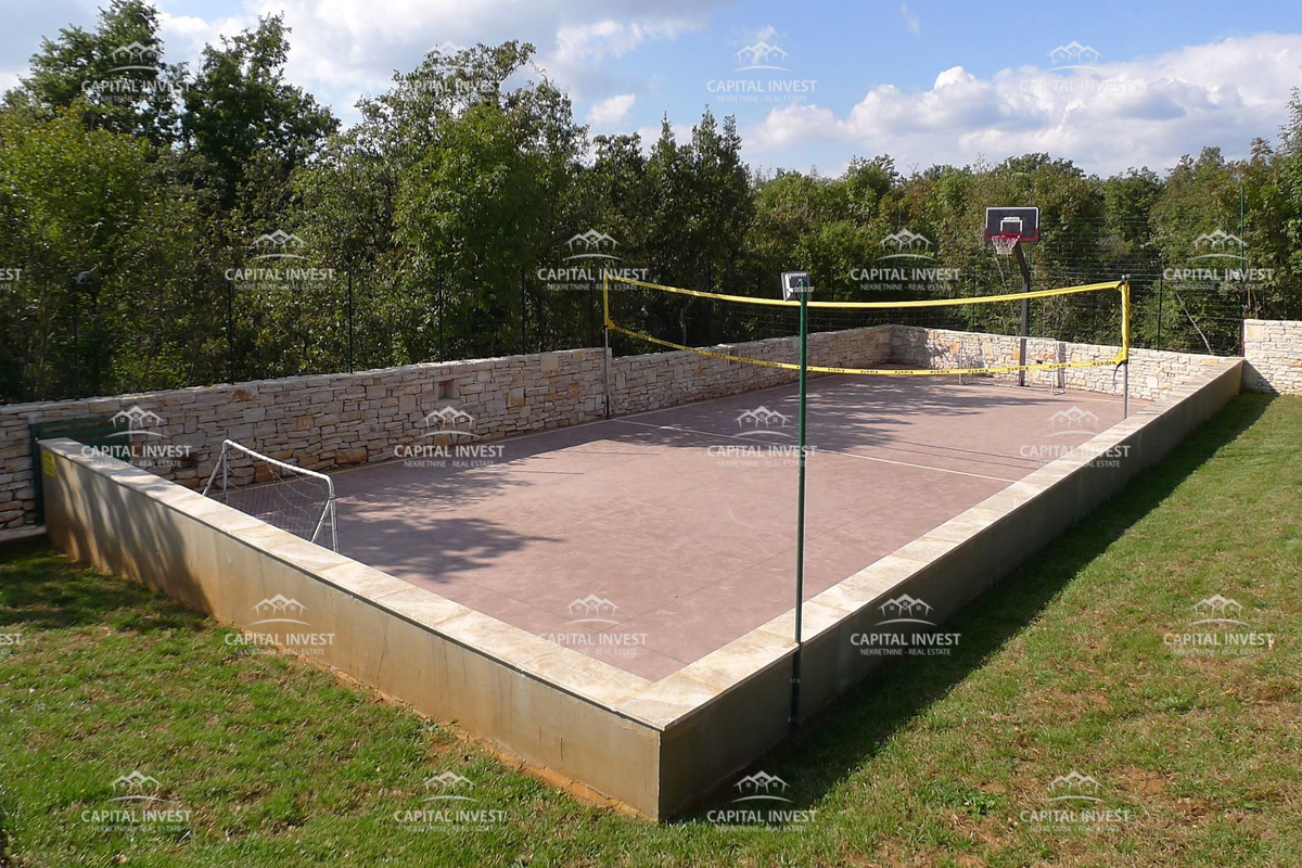 Vila s prostornim vrtom in bazenom Svetvinčenat, Istra