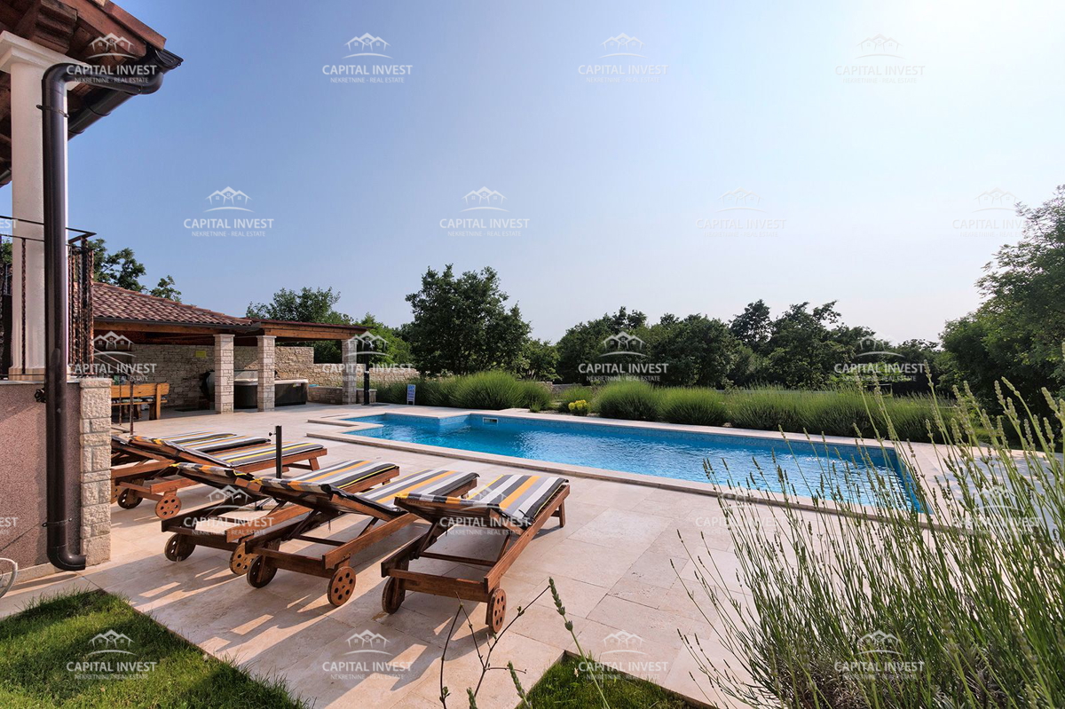 Vila s prostornim vrtom in bazenom Svetvinčenat, Istra