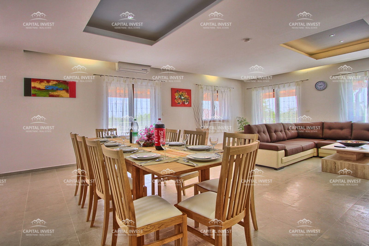 Vila s prostornim vrtom in bazenom Svetvinčenat, Istra