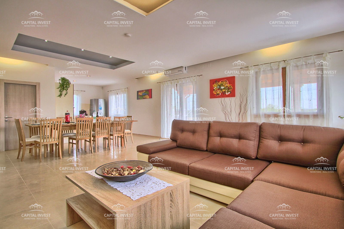 Vila s prostornim vrtom in bazenom Svetvinčenat, Istra