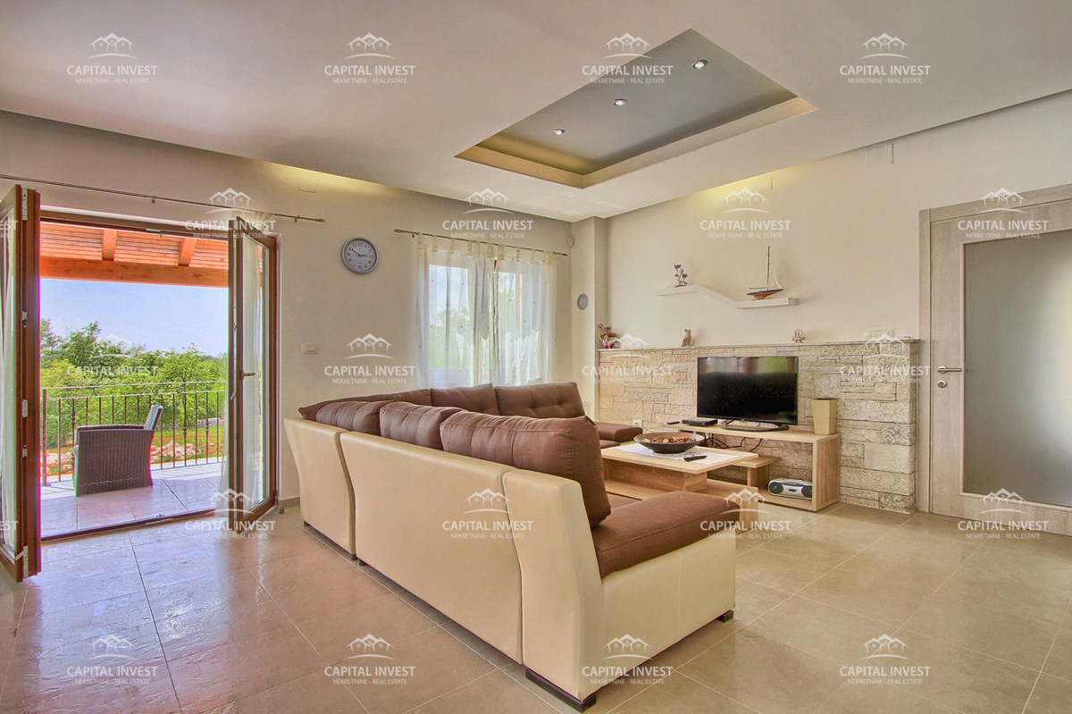 Vila s prostornim vrtom in bazenom Svetvinčenat, Istra