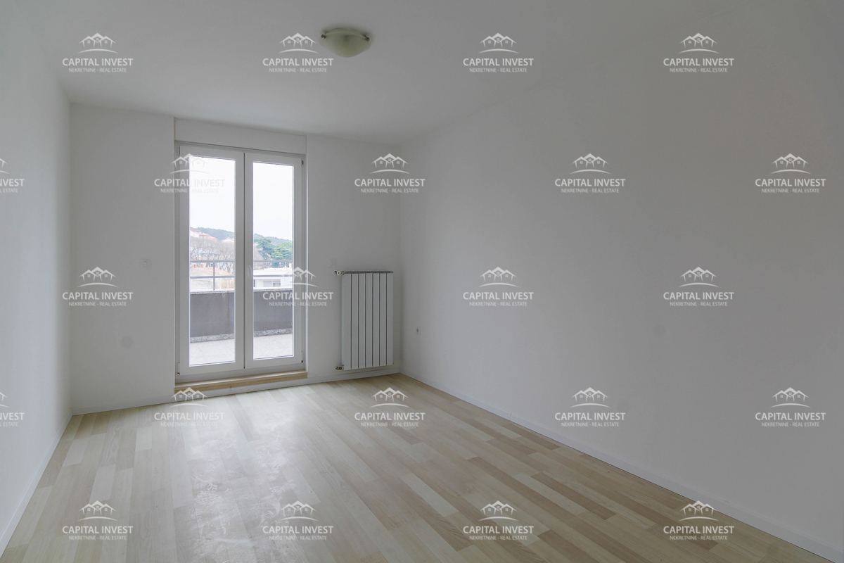 Stanovanje, štirisobno, balkon, Center, Pula, Istra