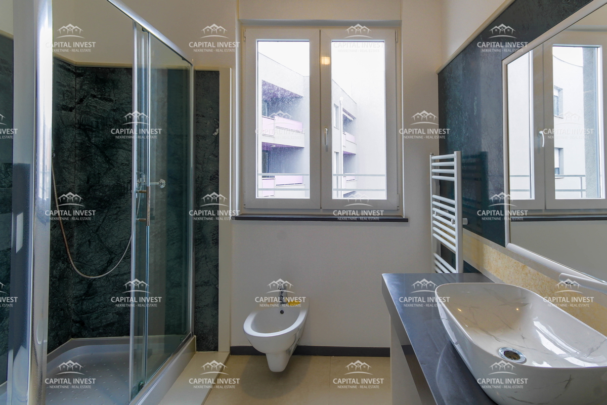 Stanovanje, štirisobno, balkon, Center, Pula, Istra