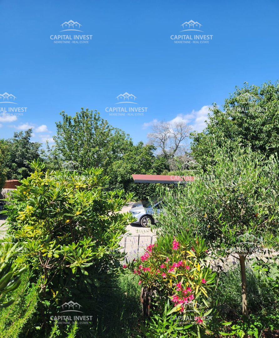 Dve hiši, gradbeno zemljišče, Barban, Istra