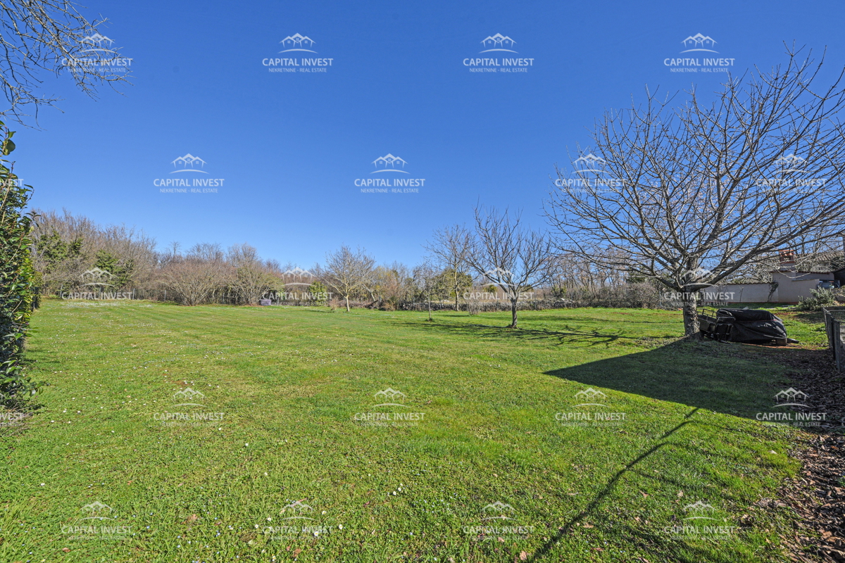 Dve hiši, gradbeno zemljišče, Barban, Istra