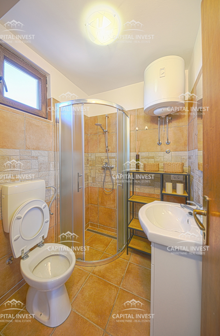 Dve hiši, gradbeno zemljišče, Barban, Istra