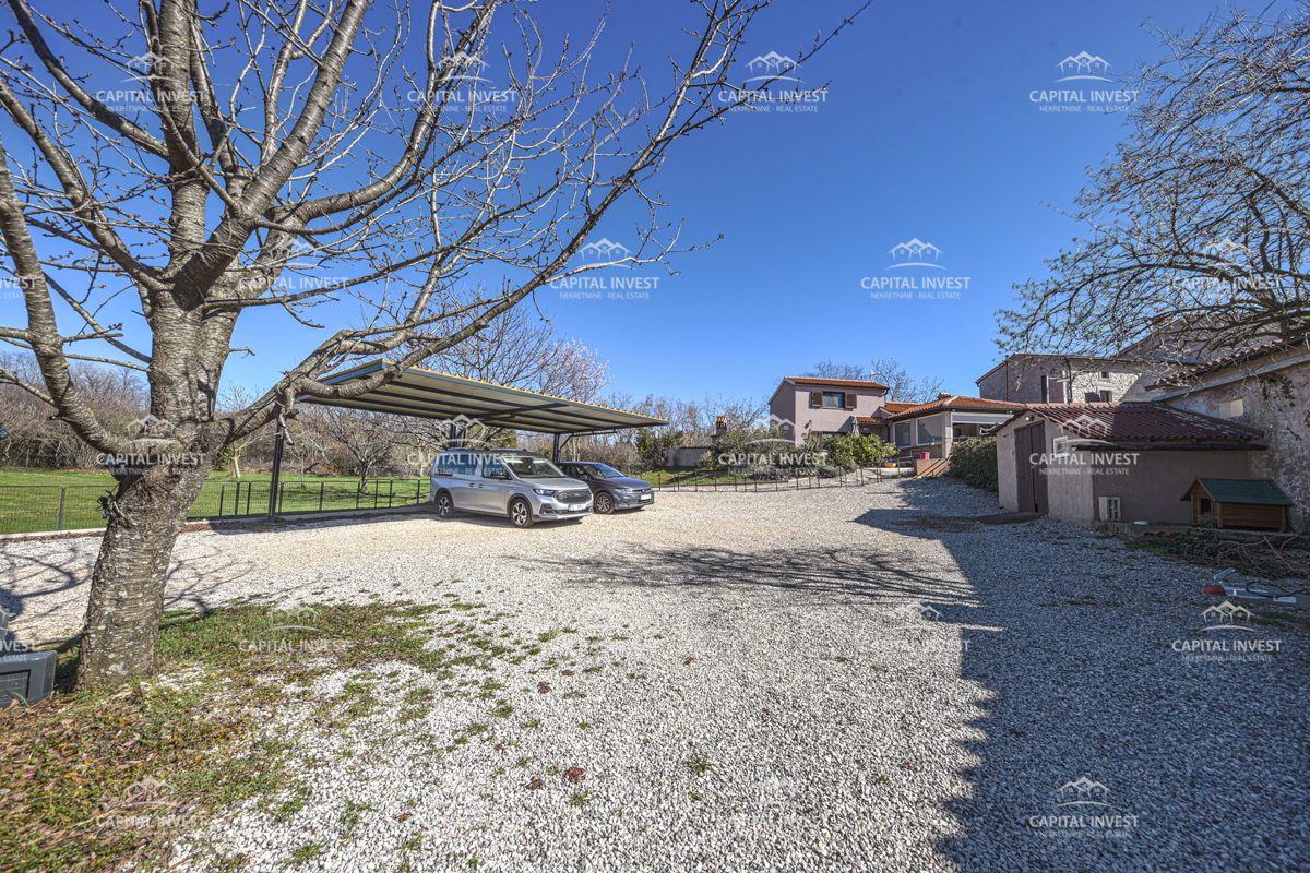 Dve hiši, gradbeno zemljišče, Barban, Istra