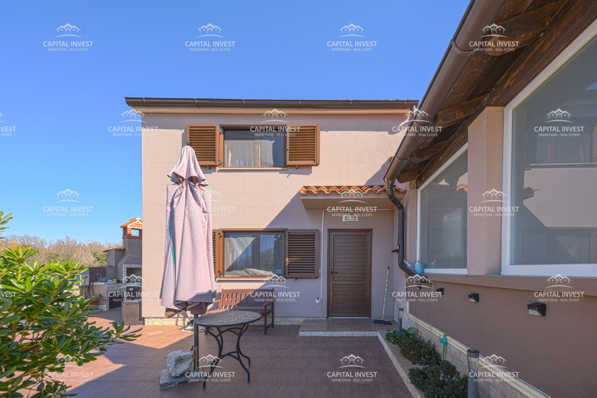 Dve hiši, gradbeno zemljišče, Barban, Istra