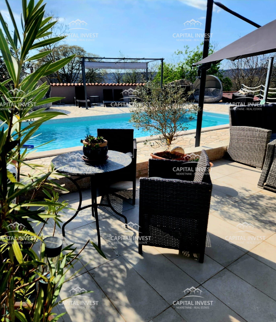 Dve hiši, gradbeno zemljišče, Barban, Istra