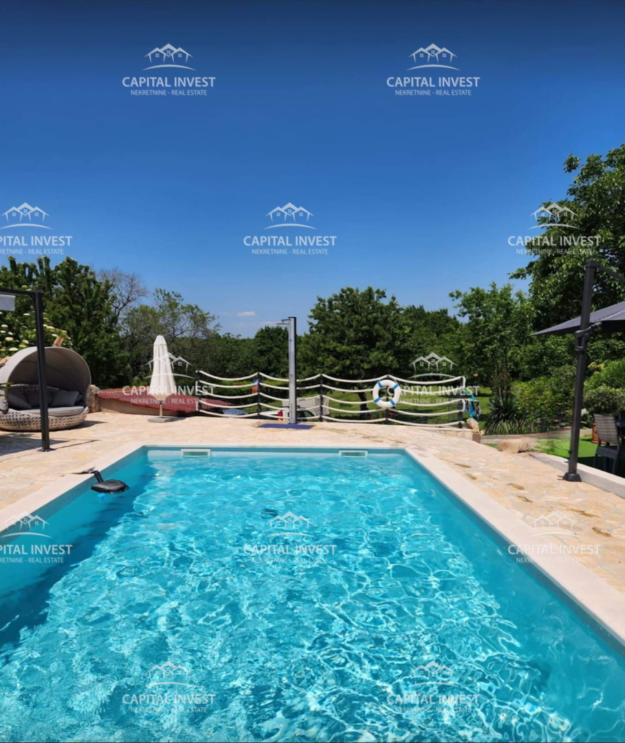 Dve hiši, gradbeno zemljišče, Barban, Istra