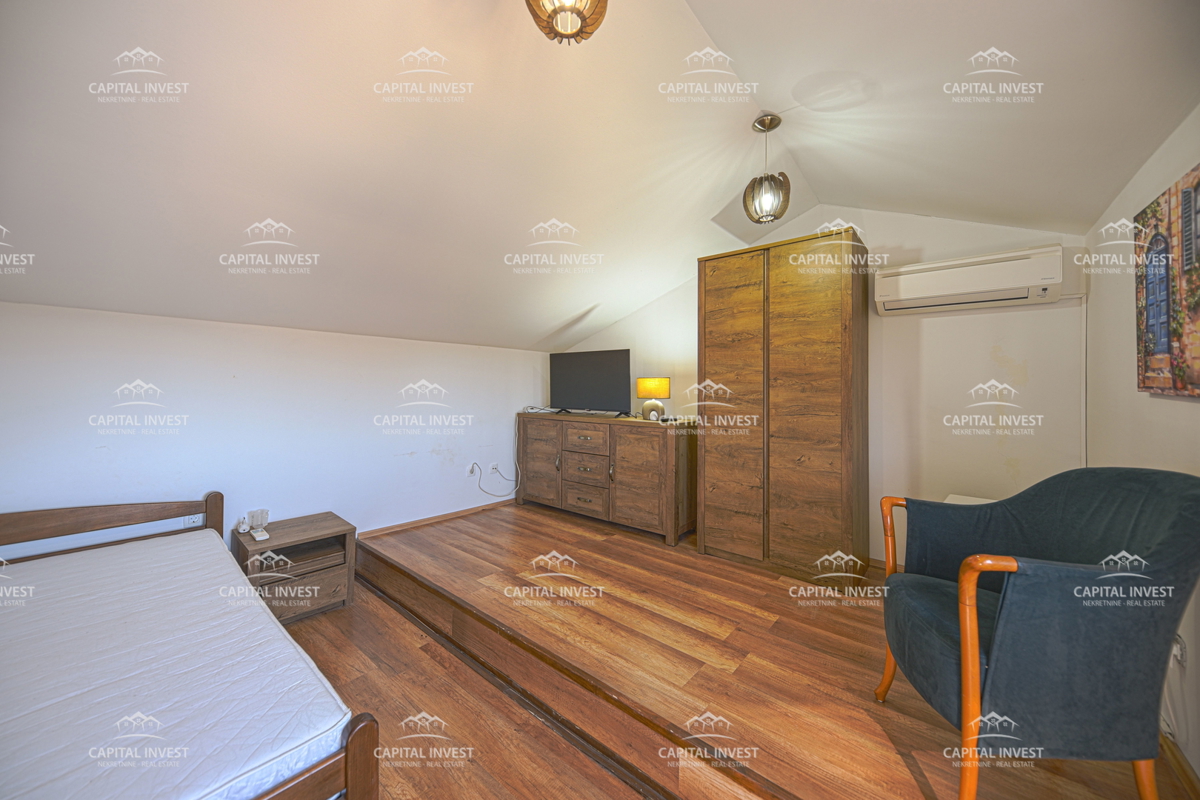 Dve hiši, gradbeno zemljišče, Barban, Istra