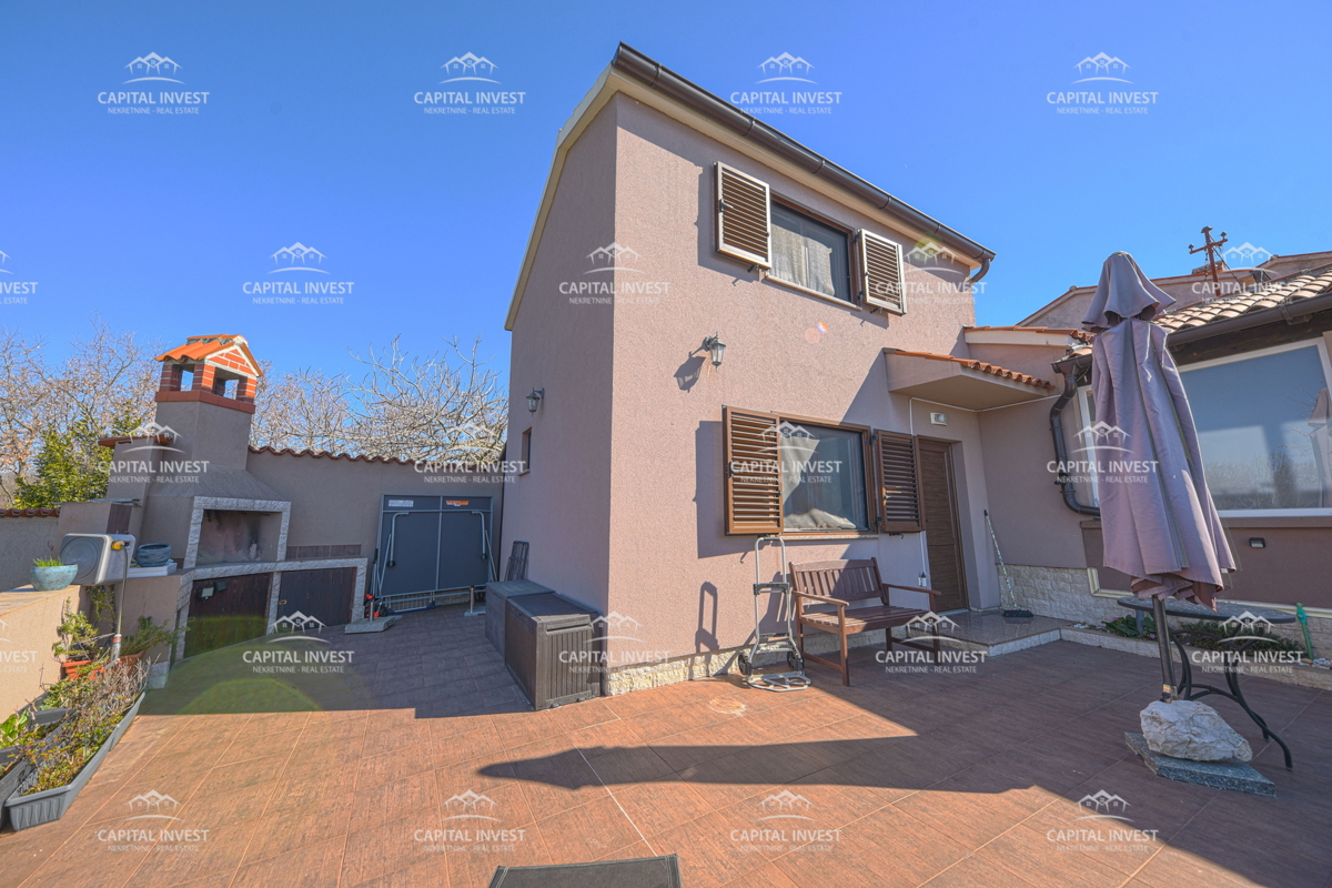 Dve hiši, gradbeno zemljišče, Barban, Istra