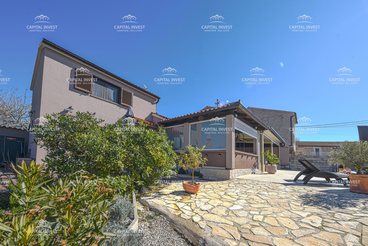 Dve hiši, gradbeno zemljišče, Barban, Istra