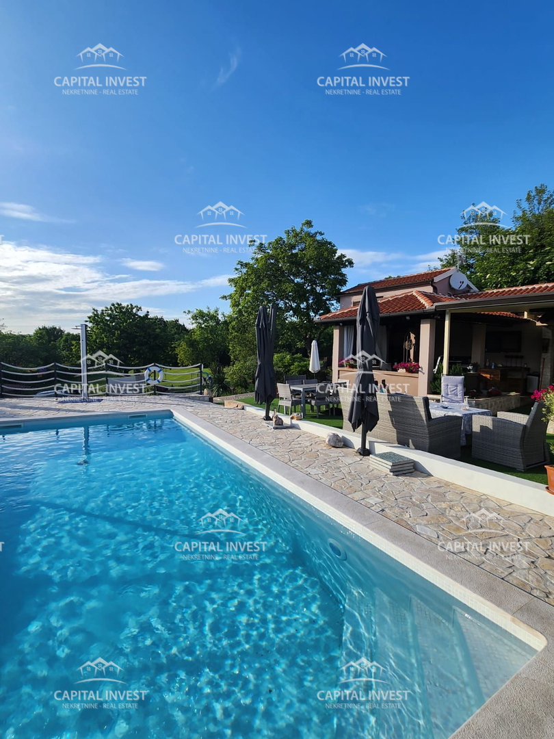 Dve hiši, gradbeno zemljišče, Barban, Istra