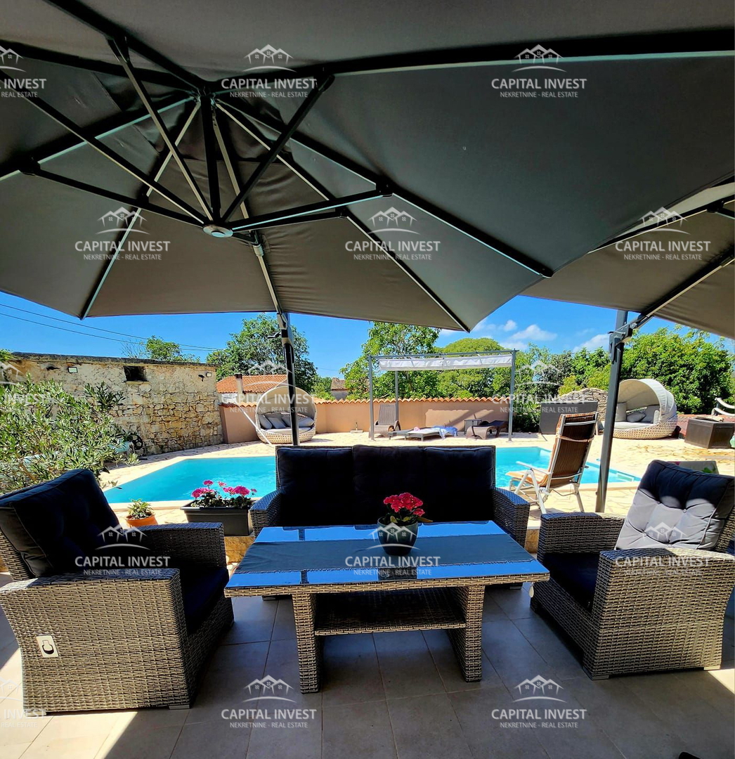 Dve hiši, gradbeno zemljišče, Barban, Istra