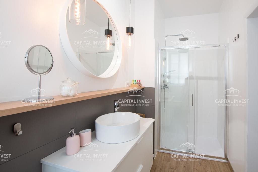 Hiša s šestimi apartmaji, bazen, center, Pula