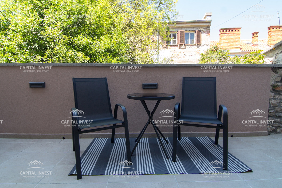 Hiša s šestimi apartmaji, bazen, center, Pula