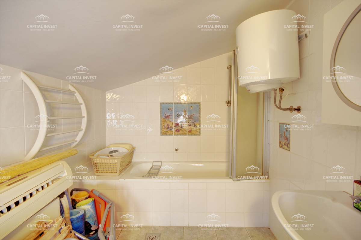 Hiša z veliko zemljiščem blizu morja, Medulin, Istra