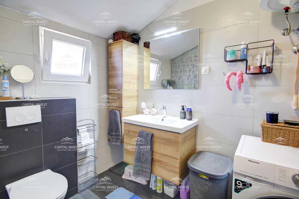 Hiša, trije stanovanji, velika zemljišče, garaža, Šišan, Istra