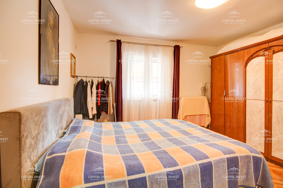 Hiša, trije stanovanji, velika zemljišče, garaža, Šišan, Istra