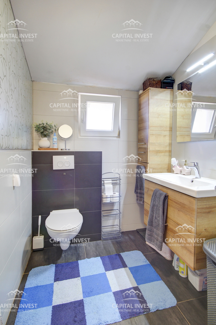 Hiša, trije stanovanji, velika zemljišče, garaža, Šišan, Istra