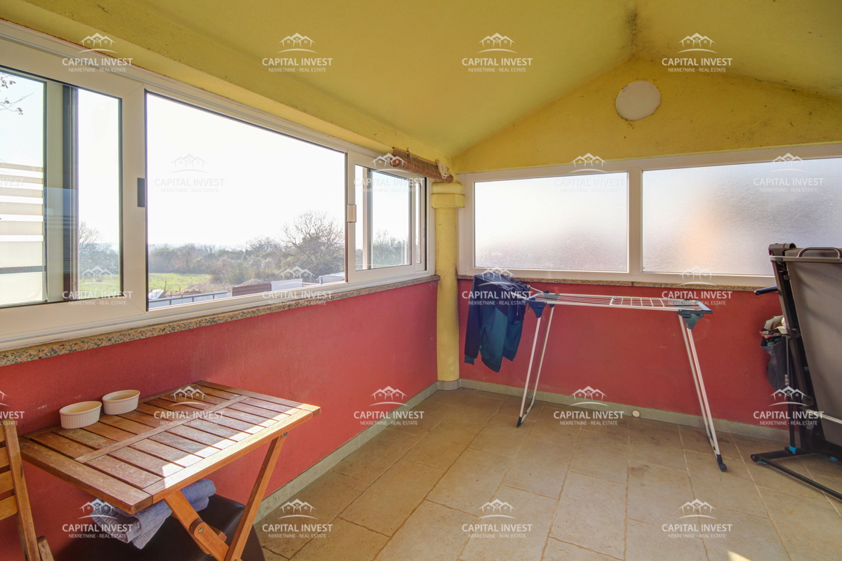 Hiša, trije stanovanji, velika zemljišče, garaža, Šišan, Istra