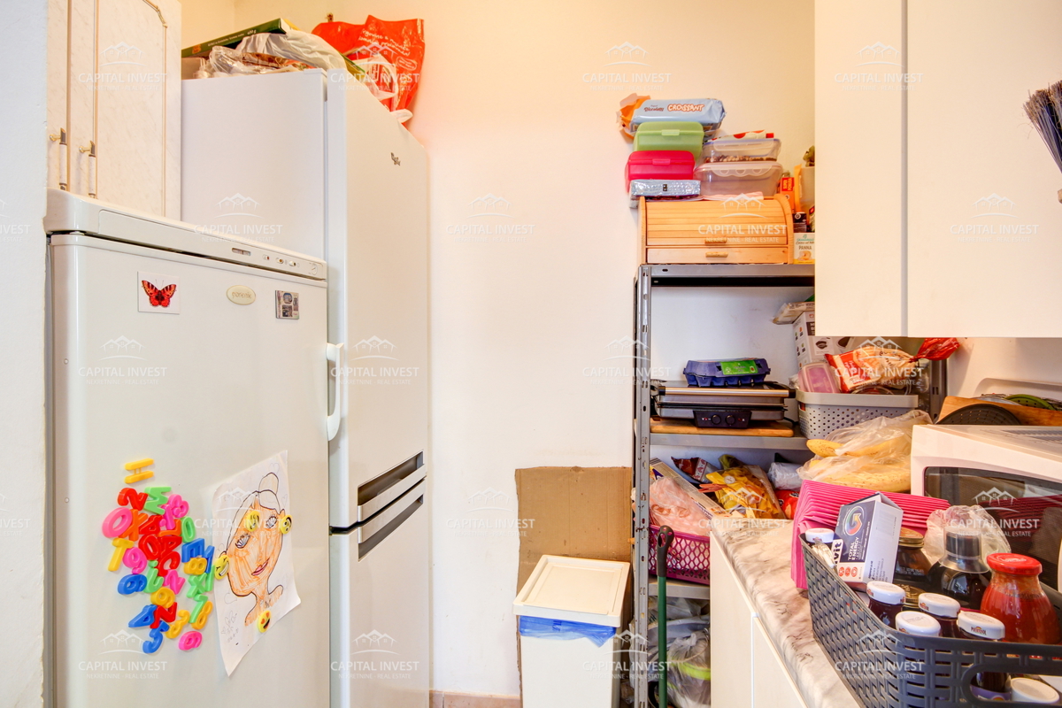 Hiša, trije stanovanji, velika zemljišče, garaža, Šišan, Istra