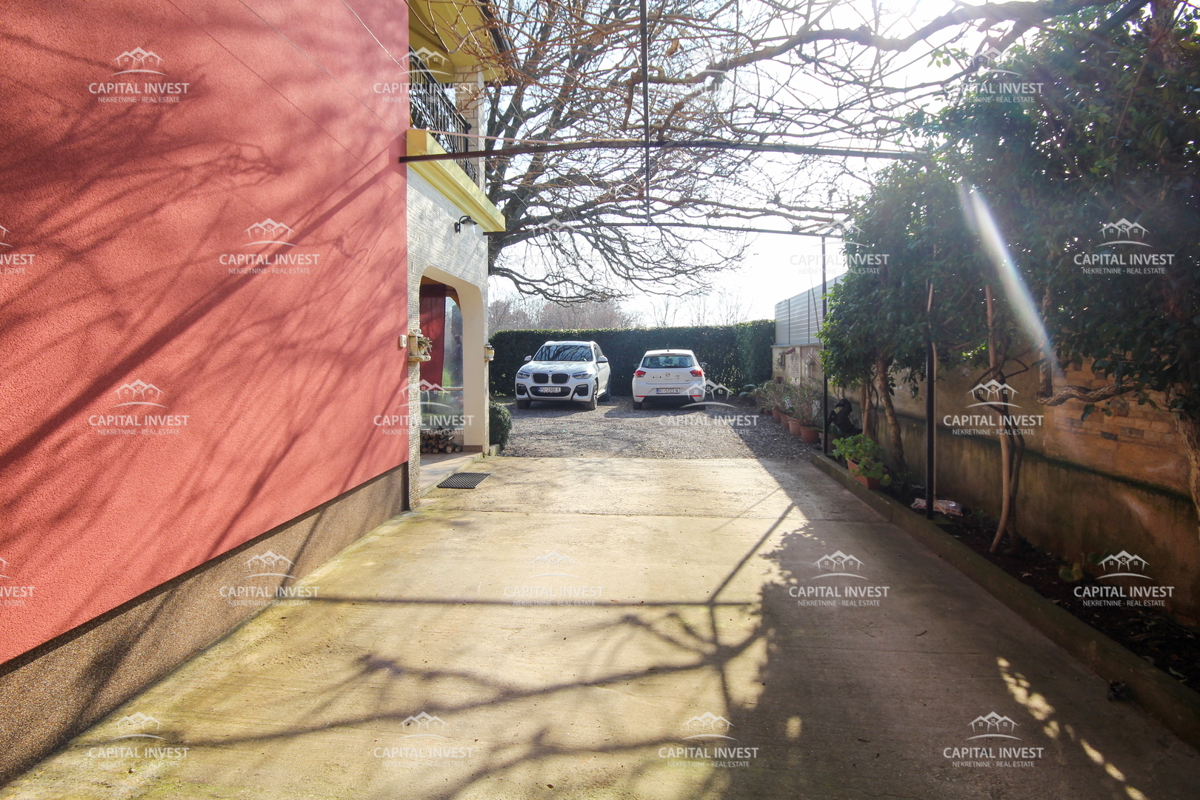 Hiša, trije stanovanji, velika zemljišče, garaža, Šišan, Istra