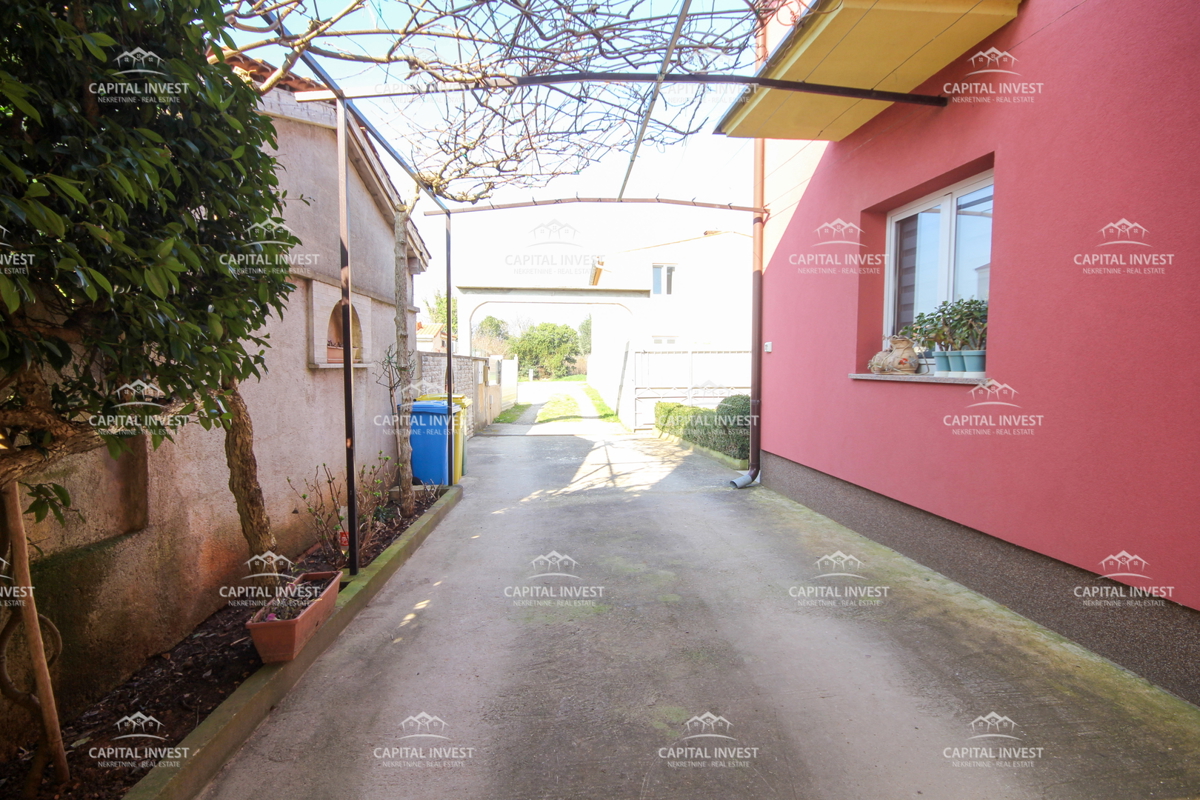 Hiša, trije stanovanji, velika zemljišče, garaža, Šišan, Istra