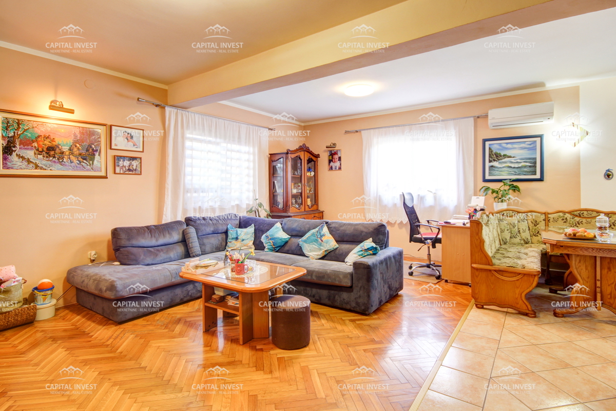 Hiša, trije stanovanji, velika zemljišče, garaža, Šišan, Istra