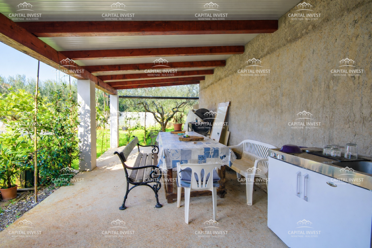 Hiša, trije stanovanji, velika zemljišče, garaža, Šišan, Istra