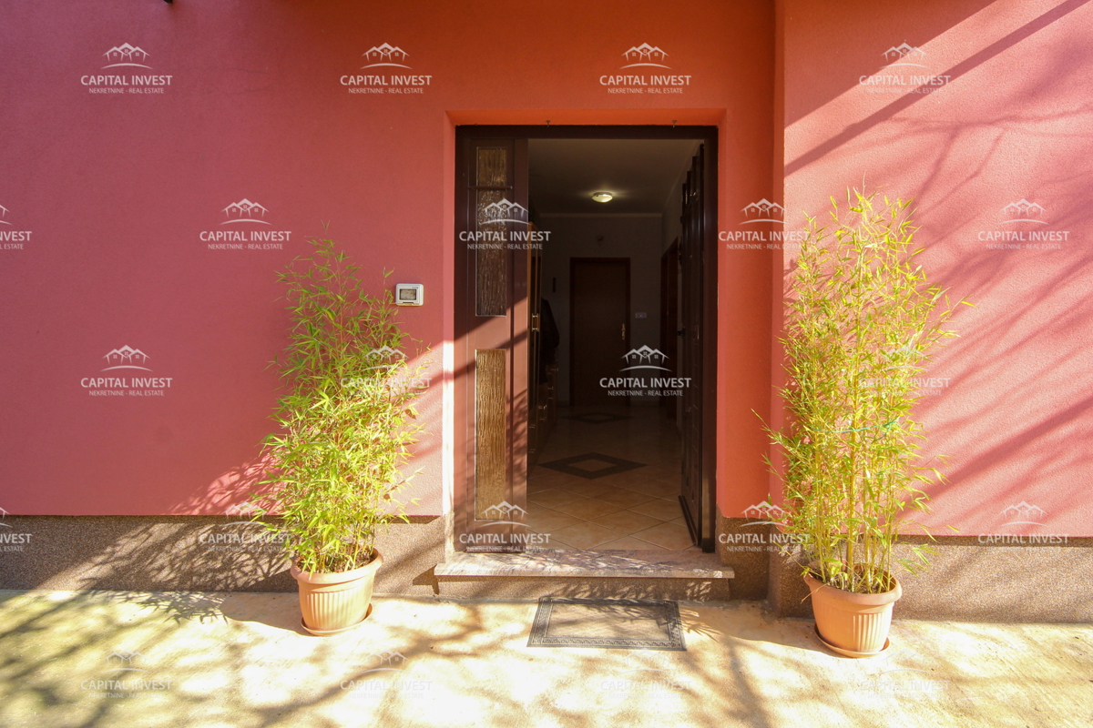 Hiša, trije stanovanji, velika zemljišče, garaža, Šišan, Istra