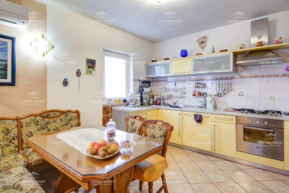 Hiša, trije stanovanji, velika zemljišče, garaža, Šišan, Istra