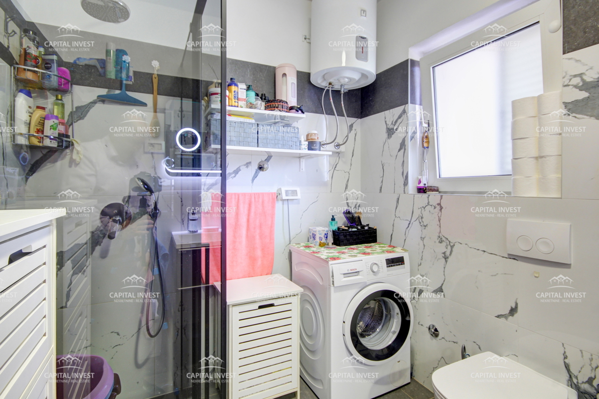 Hiša, trije stanovanji, velika zemljišče, garaža, Šišan, Istra