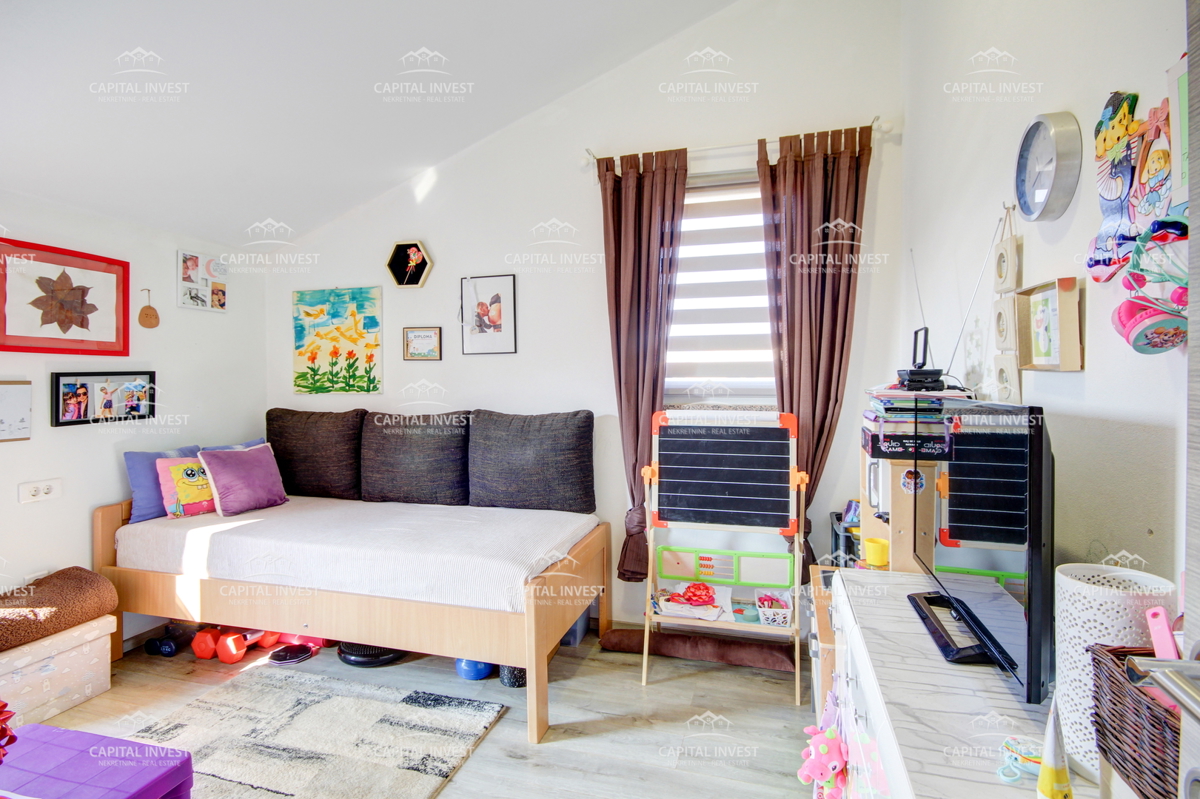 Hiša, trije stanovanji, velika zemljišče, garaža, Šišan, Istra